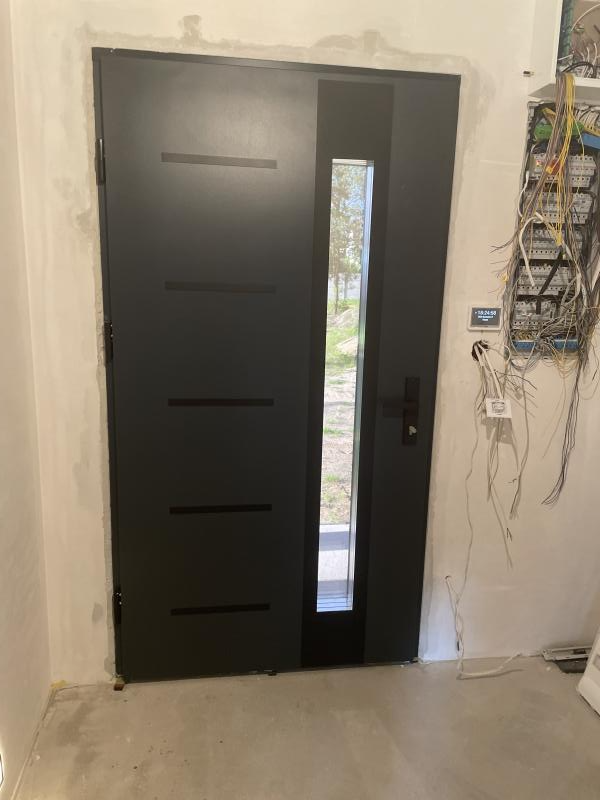 Model TULUZA LOFT PREMIUM 72 mm front door with black frame and